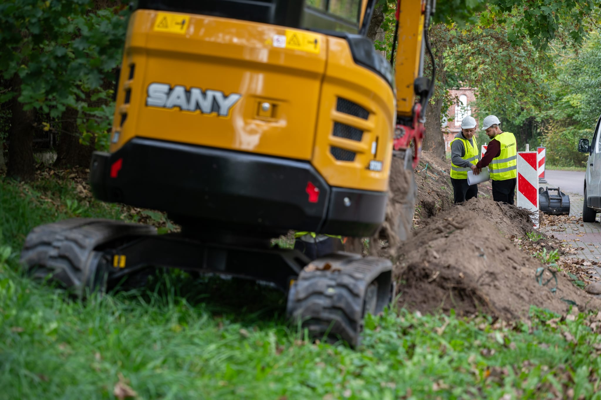 Prace ziemne przy budowie infrastruktury światłowodowej